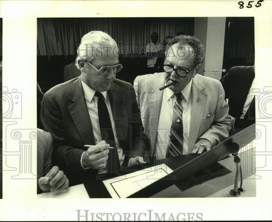 1981 Press Photo Moon Landrieu & J.E. Jumonville Sr. view property at auction - Historic Images