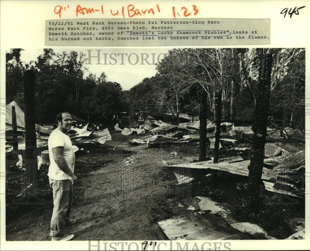 1981 Press Photo Emmett Sanchez of Shamrock Stables looks at burned out barns - Historic Images