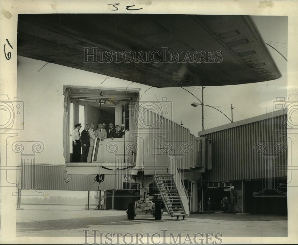 1965 Press Photo Mayor Schiro &amp; Eastern Airlines officials stand in &quot;Jetway,&quot; - Historic Images