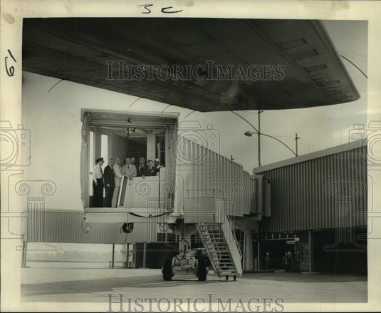 1965 Press Photo Mayor Schiro & Eastern Airlines officials stand in "Jetway," - Historic Images