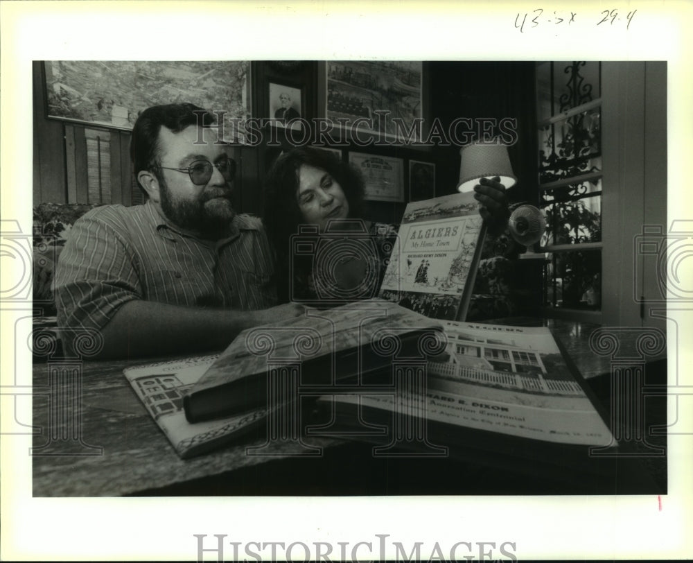 1991 Press Photo Richard R. Dixon&#39;s Children Look Over His Book on Algiers - Historic Images