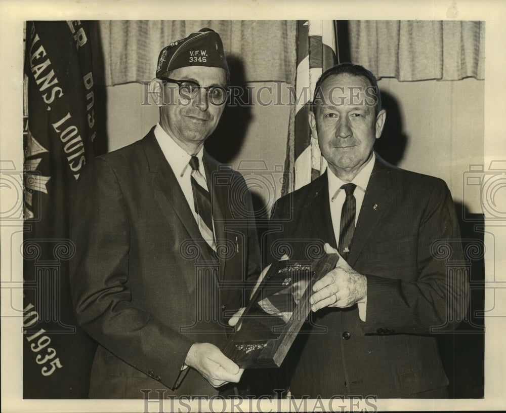 1965 Press Photo Richard R. Dixon Receives Patriotism Award from John A. King - Historic Images