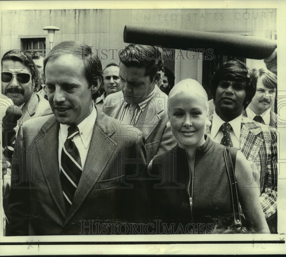 1973 Press Photo Former White House counsel John W. Dean II &amp; wife leaving court - Historic Images