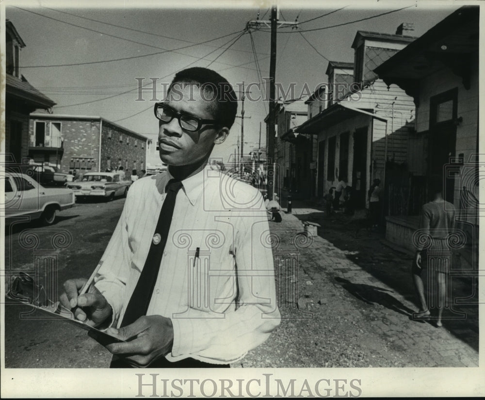 1969 Press Photo James Hayes of Treme Community checks house on North Robertson - Historic Images