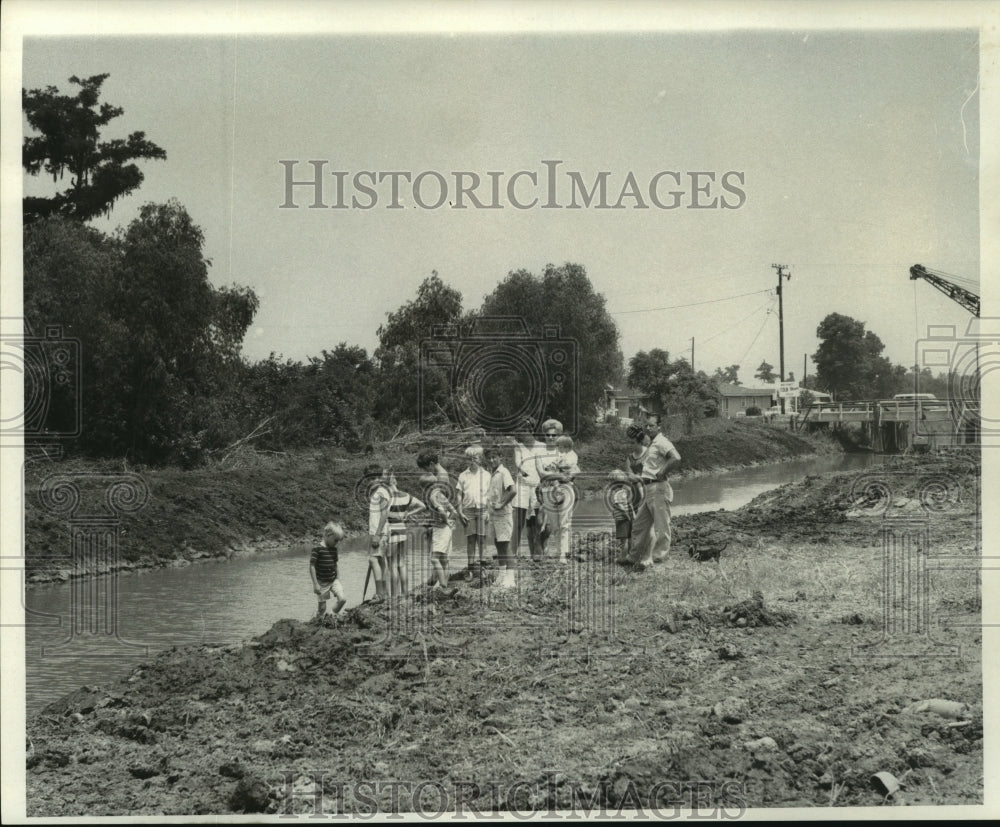 1969 Press Photo Duncan Canal, an open canal near children&#39;s play area - Historic Images