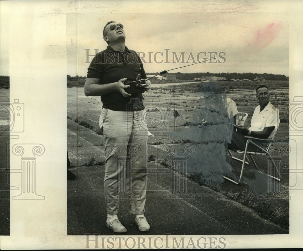 1964 Press Photo Dr. Robert Lien pilots radio control plane with a transmitter - Historic Images