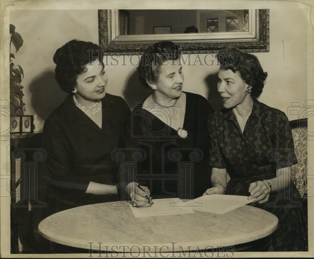 1959 Press Photo Officials of a Women&#39;s Group discussing plans for the year - Historic Images