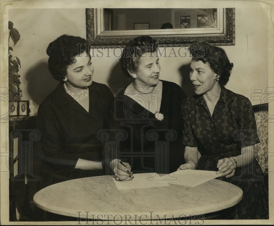 1959 Press Photo Officials of a Women's Group discussing plans for the year - Historic Images
