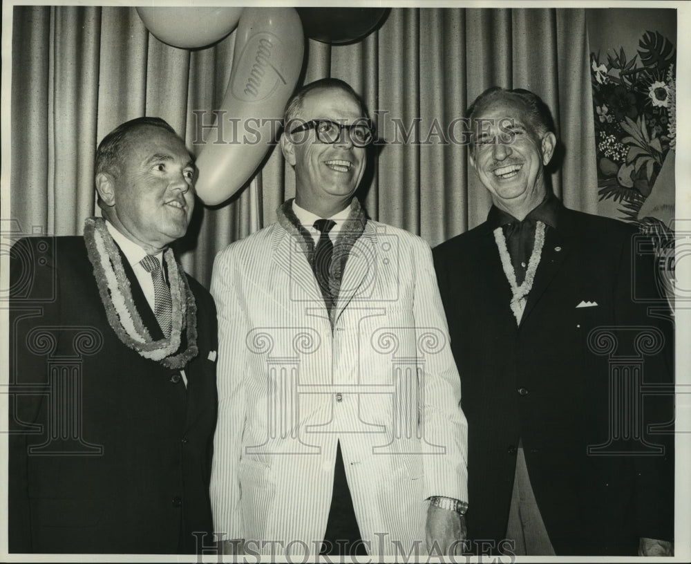 1966 Press Photo Thomas M. Dwyer &amp; others at C of C Sales Executives Meeting - Historic Images