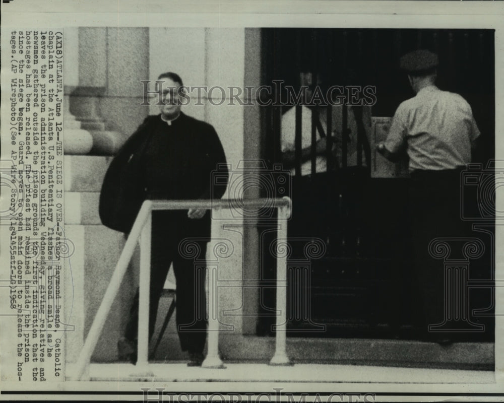 1968 Press Photo Father Deane, Catholic chaplain at Atlanta U.S. Penitentiary - Historic Images