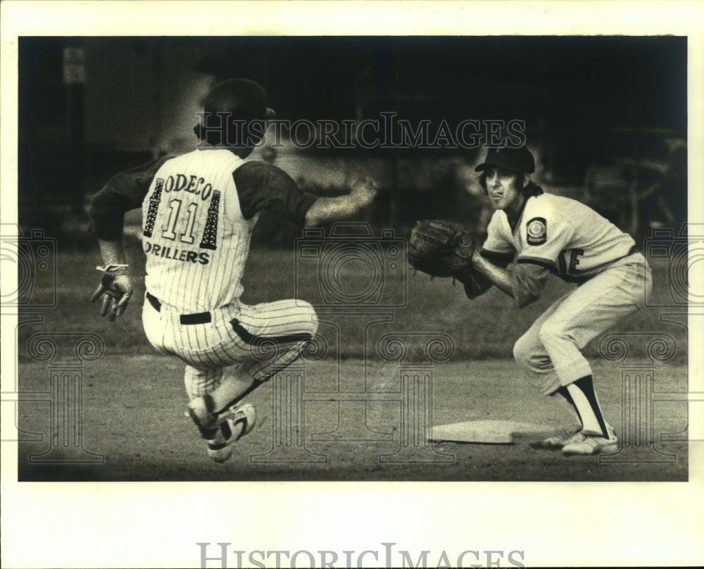 1980 Press Photo Baseball player Brad Escousse against Joe Scheurmann - Historic Images