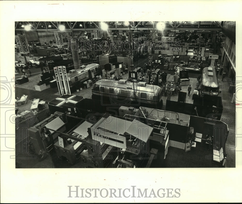 1985 Press Photo Newspaper executives tour New Orleans Convention Center. - Historic Images