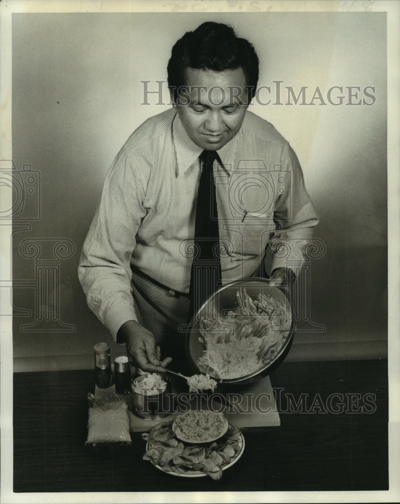 1972 Press Photo Conrado Escudero of Coconut Dessicators makes coconut crab dip - Historic Images