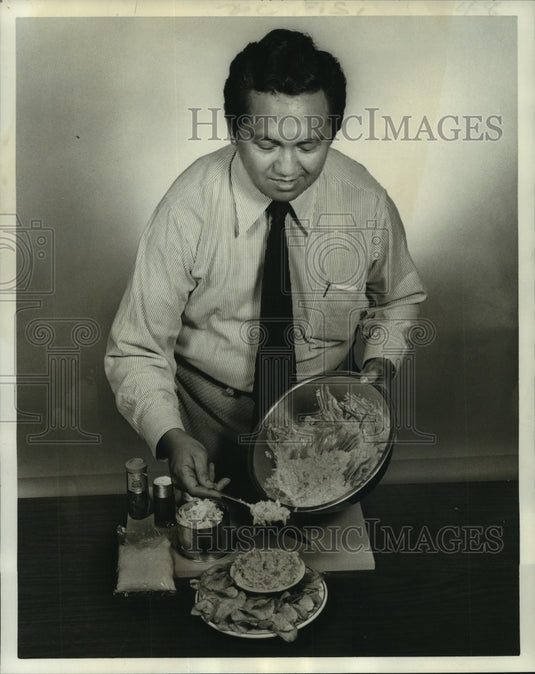 1972 Press Photo Conrado Escudero of Coconut Dessicators makes coconut crab dip - Historic Images