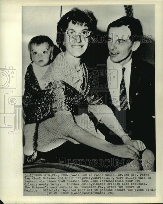 1964 Press Photo Earlier photo of Mr. & Mrs. Peter Van Vleck Brisson & daughter - Historic Images