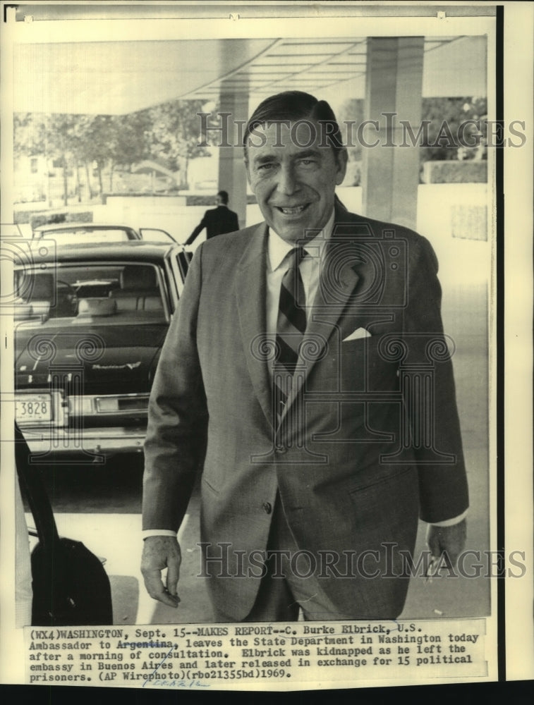 1969 Press Photo C. Burke Elbrick, U.S. Ambassador to Brazil, leaves State Dept.-Historic Images