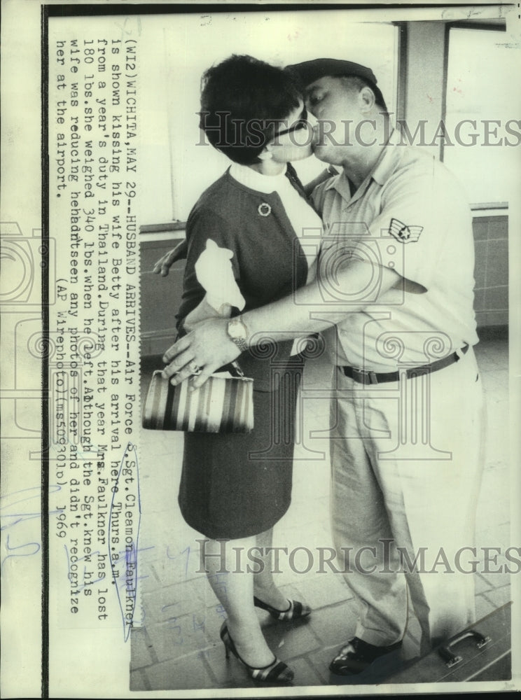 1969 Air Force S. Sgt. Cleamon Faulkner with his wife Betty - Historic Images