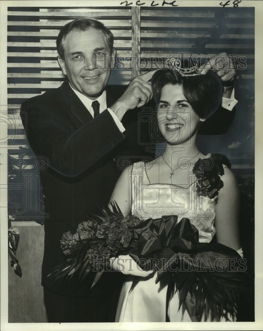 1966 Press Photo Governor John J. M'Keithen crowns Miss Agri-Dustrial Futurama. - Historic Images
