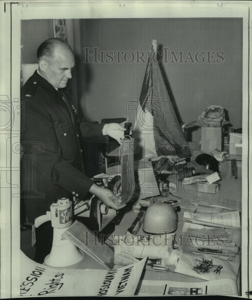 1968 Press Photo Confiscated weapons shown by Police Lieutenant Paul Duellman - Historic Images