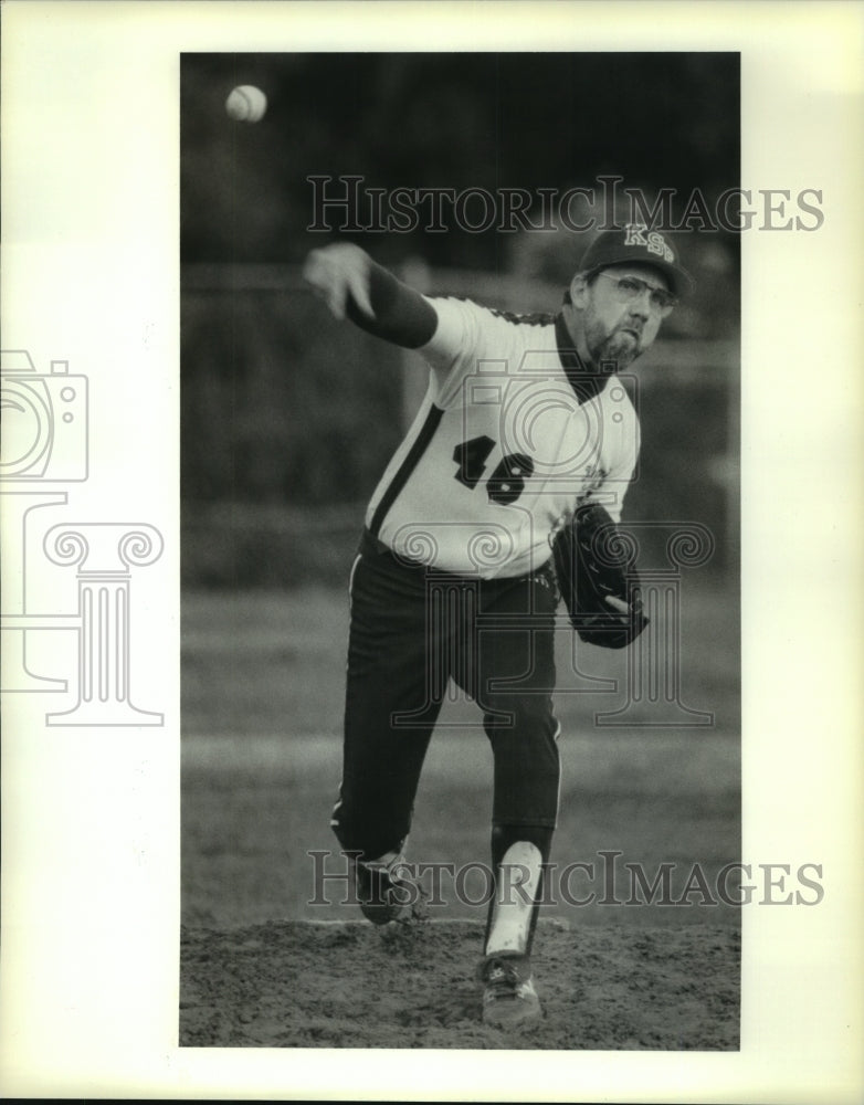 1993 Press Photo Pitcher Charles Ehrensing lets the ball fly during their game. - Historic Images