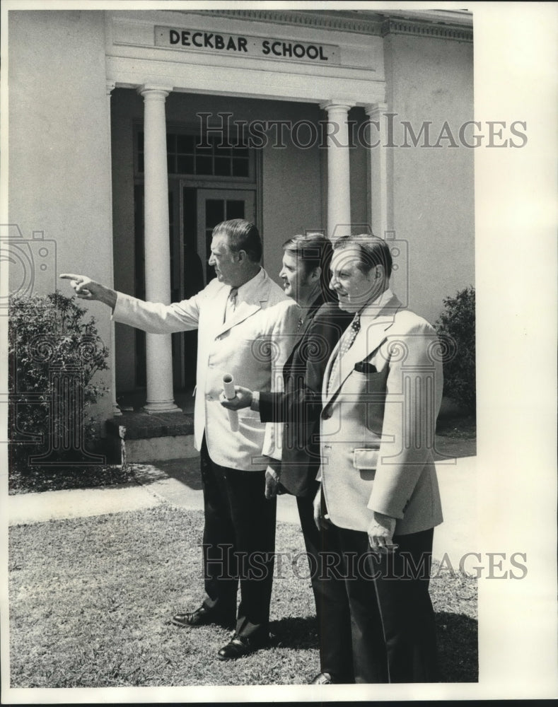 1972 Press Photo Officials standing outside of Deckbar School - nob00008 - Historic Images