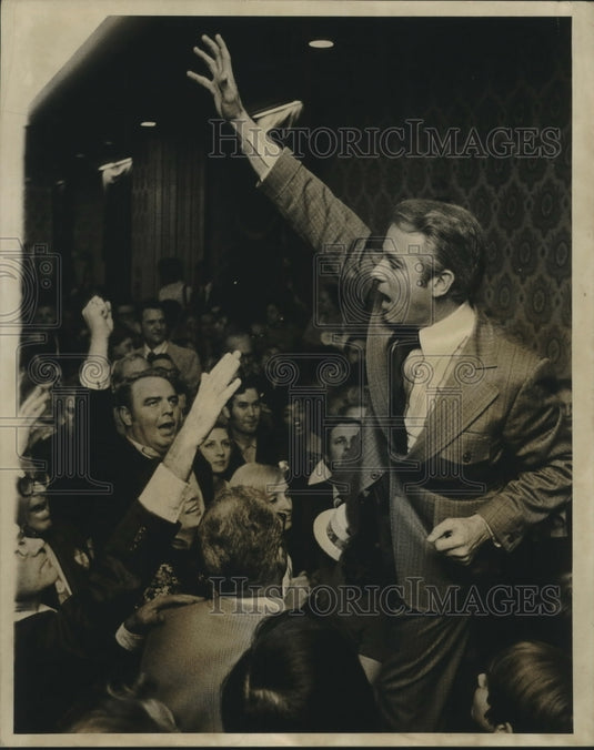 1971 Press Photo Edwin Edwards with supporters at election headquarters. - Historic Images