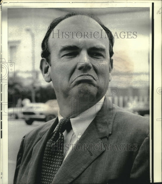 1974 Press Photo Ex-White House advisor John Ehrlichman leaves District Court - Historic Images