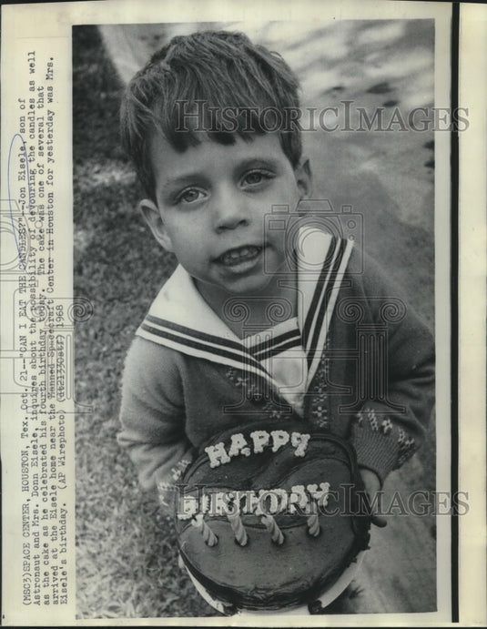 1968 Press Photo Jon Eisele, son of astronaut & Mrs. Donn Eisele, with a cake - Historic Images