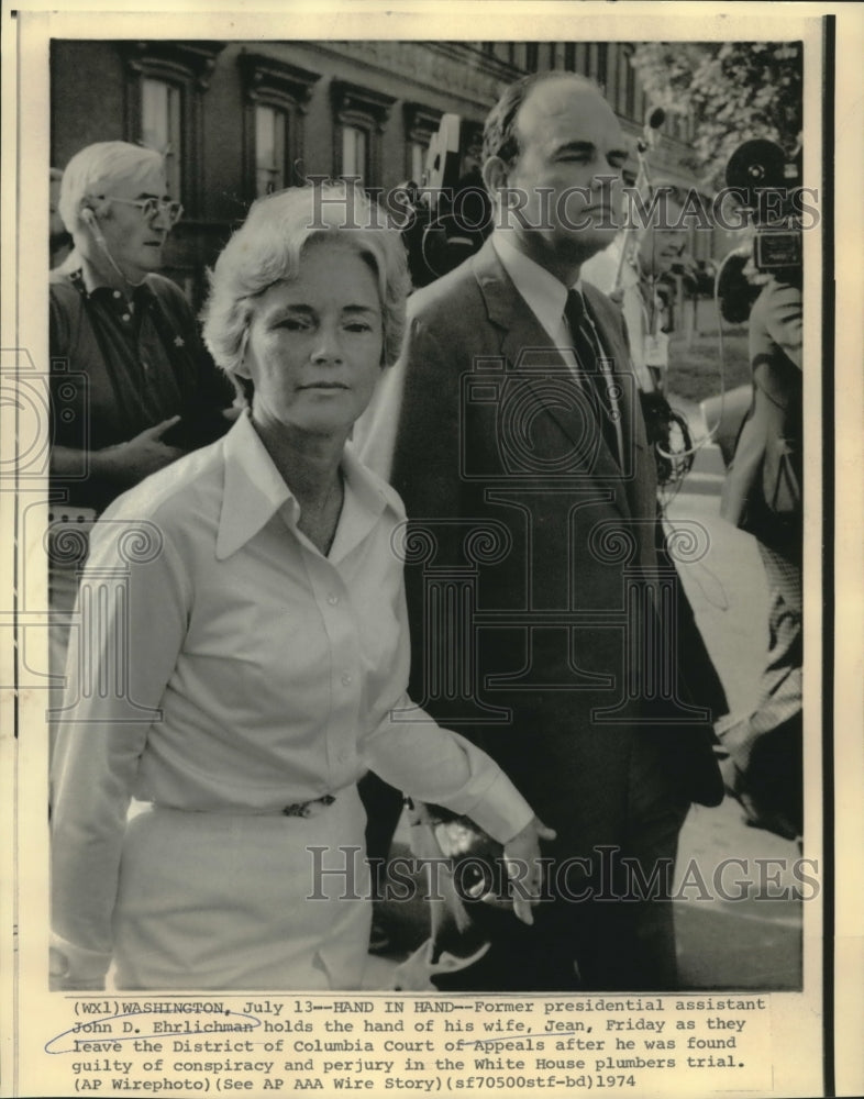 1974 Press Photo John Ehrlichman and wife hold hands leaving District Court - Historic Images