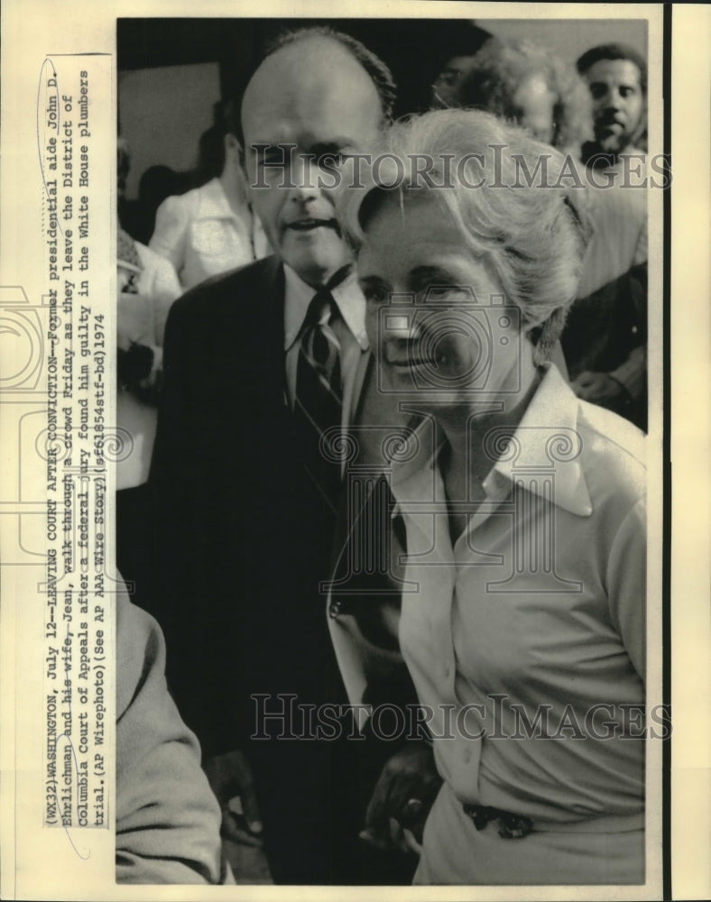 1974 Press Photo John Ehrlichman &amp; wife, Jean, leave court after conviction. - Historic Images