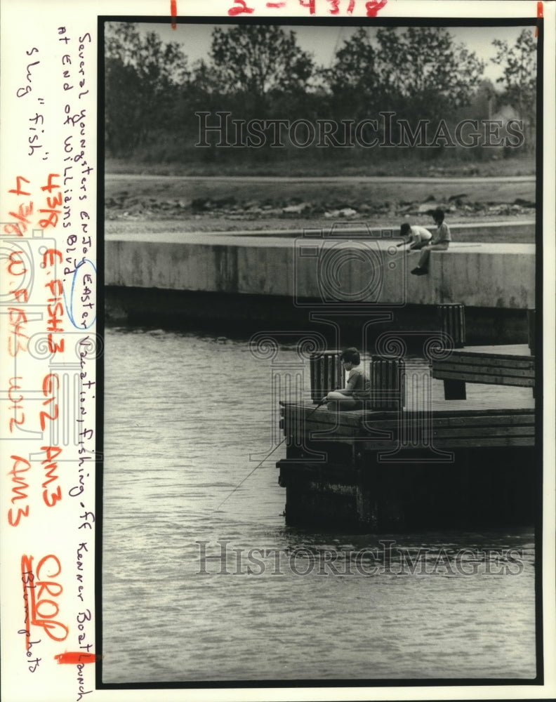 1984 Press Photo Youngsters enjoy Easter vacation fishing off Kenner boat launch - Historic Images