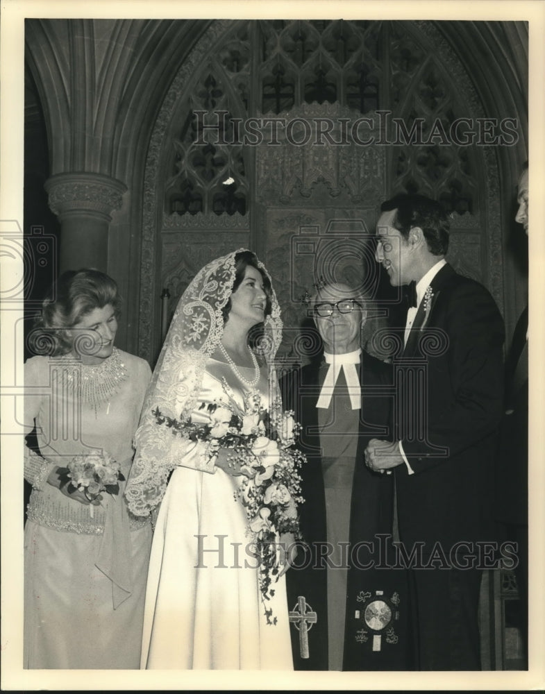 1975 Press Photo Robert Dole and his new bride Elizabeth Hanford. - nob00291 - Historic Images