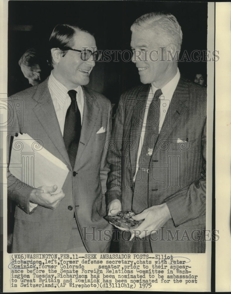 1975 Press Photo Elliot Richardson and Peter Domnick chat in Washington D.C. - Historic Images