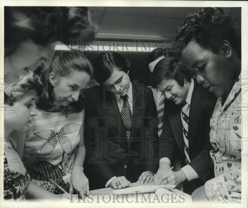 1977 Press Photo Ron Faucheux surrounded with youngsters - nob00378 - Historic Images