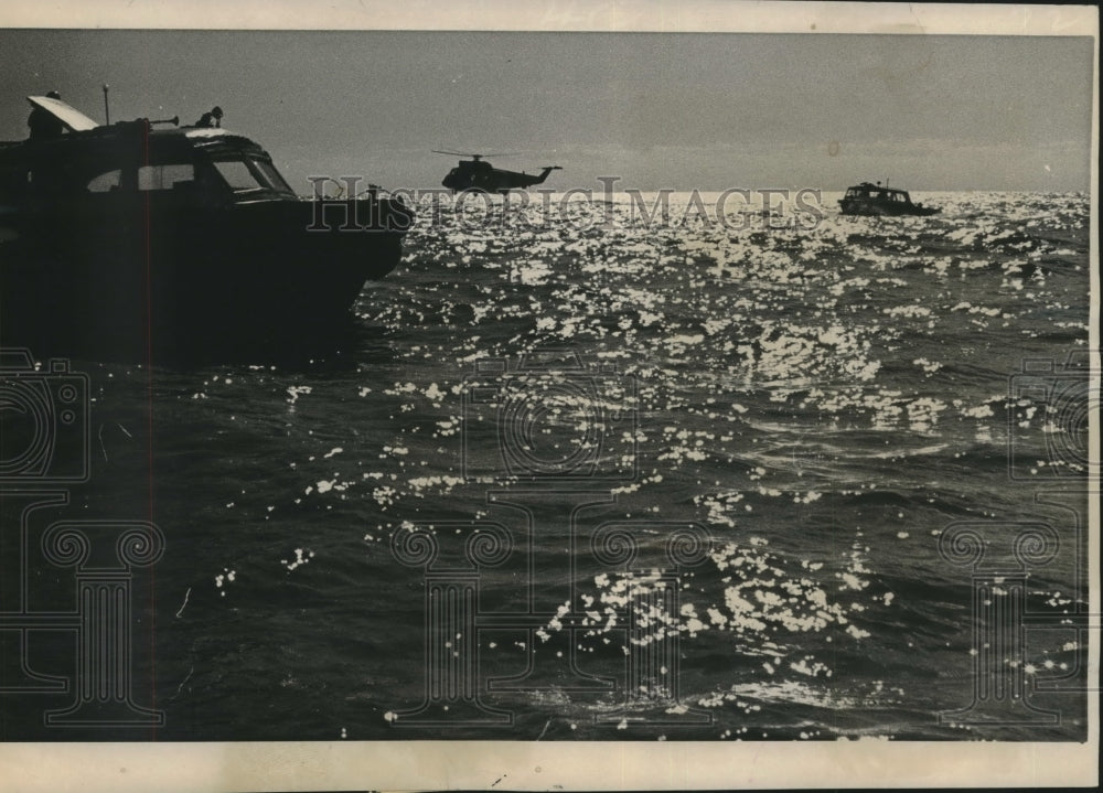 1964 Press Photo Coast Guard Boats and Helicopters at Air Plane Crash Scene - Historic Images