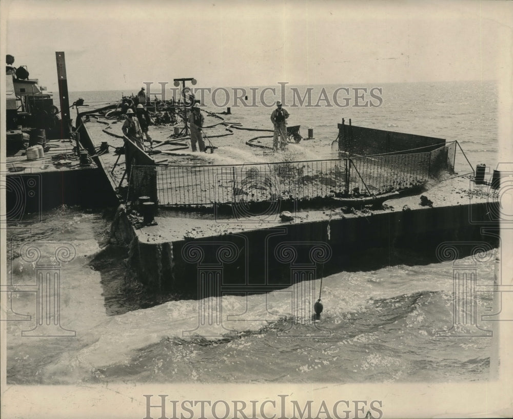 1964 Press Photo Barge Workers Recover Debris at DC-8 Jet Water Crash - Historic Images