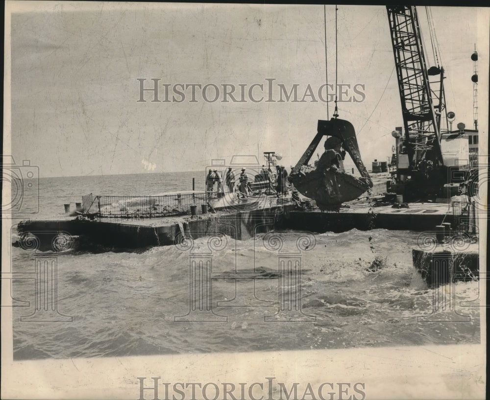 1964 Press Photo Corp of Engineer Barges at DC-8 Jet Crash on Lake Pontchartrain - Historic Images