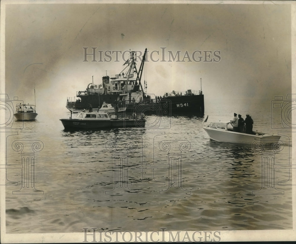 1964 Press Photo Boats Searching for Airline Wreckage on Lake Pontchartrain - Historic Images