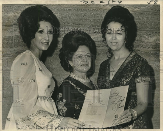 1971 Press Photo Mrs. Vern Easterling & others at "Fete L'Angel D.Amour" benefit-Historic Images