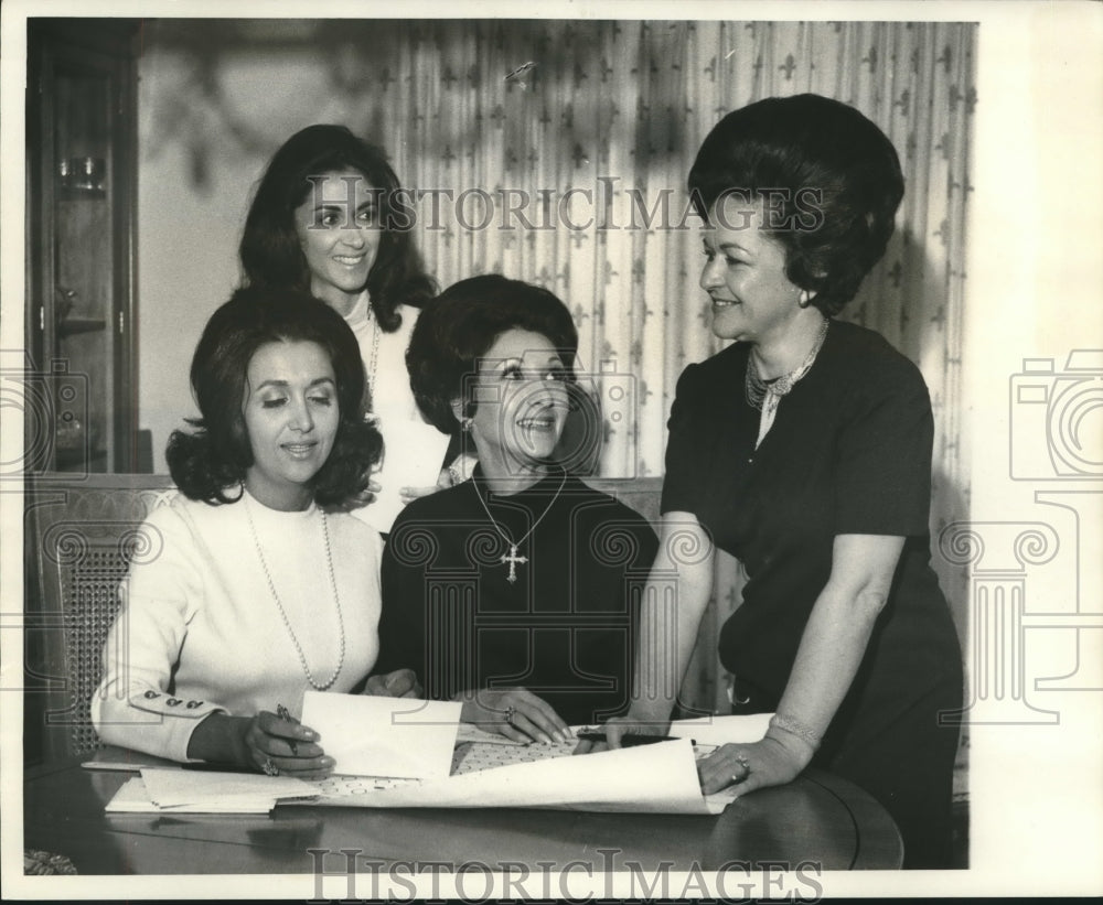 1971 Press Photo Group Plans for Saint Michael&#39;s Special School Benefit Dinner - Historic Images