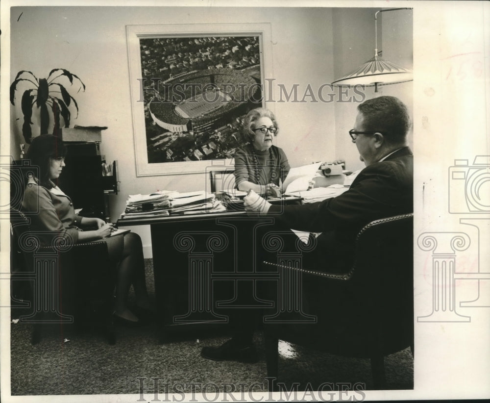 1967 Press Photo Mrs. Edna Engert discusses Sugar Bowl business. - nob00712 - Historic Images