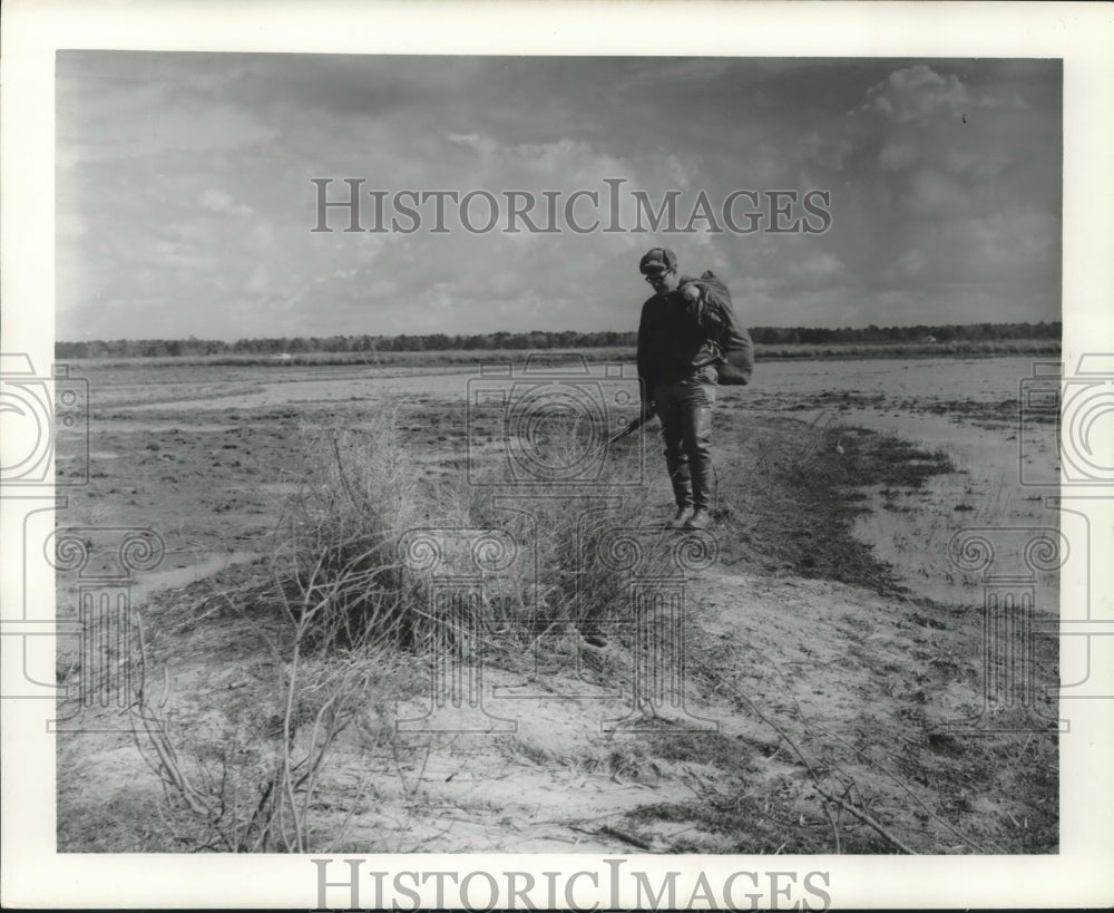 1975 Press Photo Man Duck Hunting - nob00760 - Historic Images