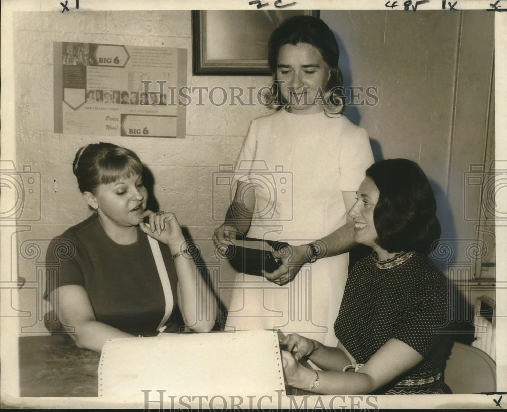 1971 Press Photo Leaders in the New Orleans Opera&#39;s 1971 subscription drive - Historic Images