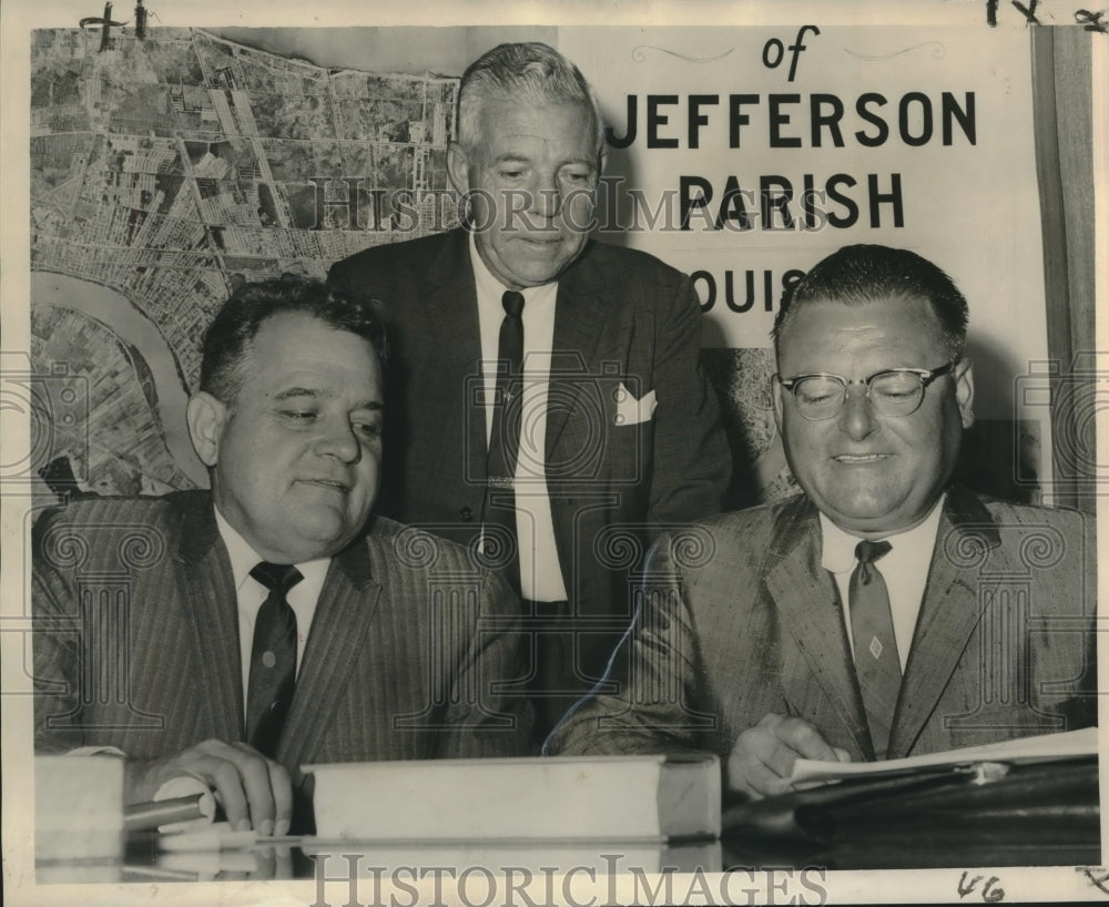 1963 Press Photo Men signing contracts for a West Bank sewerage System, Gretna - Historic Images