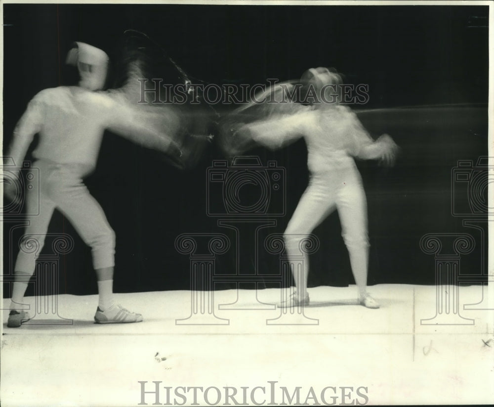 1975 Press Photo Fencers Doctor Lambert Molyneaux and Stuart Allen, fencing - Historic Images