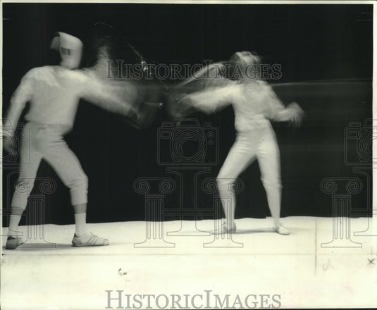 1975 Press Photo Fencers Doctor Lambert Molyneaux and Stuart Allen, fencing - Historic Images