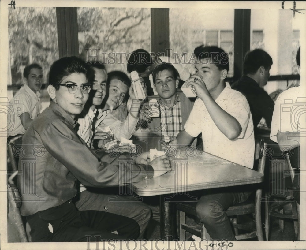 1968 Press Photo Student Lunch boycotters display milk purchased in cafeteria. - Historic Images