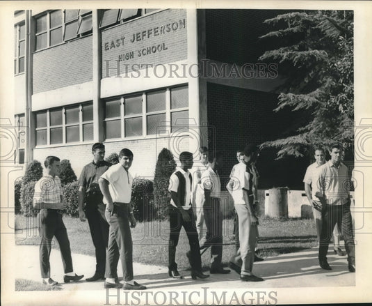 1965 Press Photo Students in front of East Jefferson High School in New Orleans - Historic Images