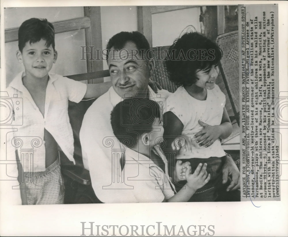 1963 Press Photo Arraes de Alecar, Governor of Pernambuco Brazil, with Children - Historic Images