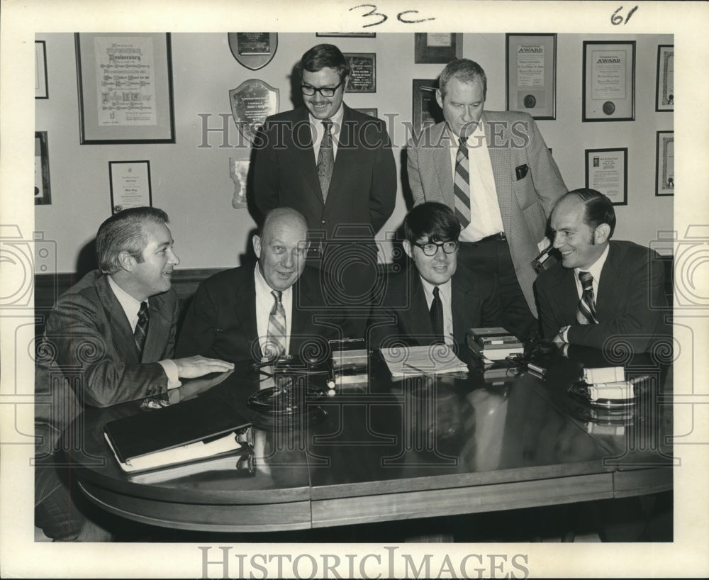 1971 Press Photo Edwin Edwards &amp; others discuss issued in Governor&#39;s race. - Historic Images